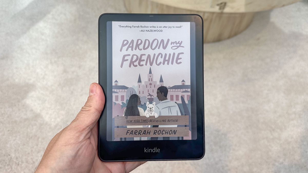 סקירה מעשית של Kindle Colorsoft: הצבע הראשון של Amazon Kindle הוא הקורא האלקטרוני של חלומותיי מאת Tony Polanco פורסם ב-16 באוקטובר 24 עדיין לא דורג ה-Kindle Colorsoft מרשים בזכות התצוגה הצבעונית, העיצוב האלגנטי והתכונות המצוינות שלו. למרות שהוא יקר, צבע קינדל זה עשוי להיות מפתה מכדי לוותר עליו.