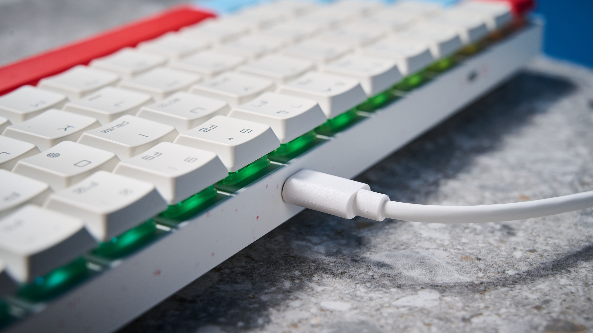 מקלדת Cherry MX LP 2.1 בפרופיל נמוך עם כובעי מקשים אדומים, לבנים וכחולים