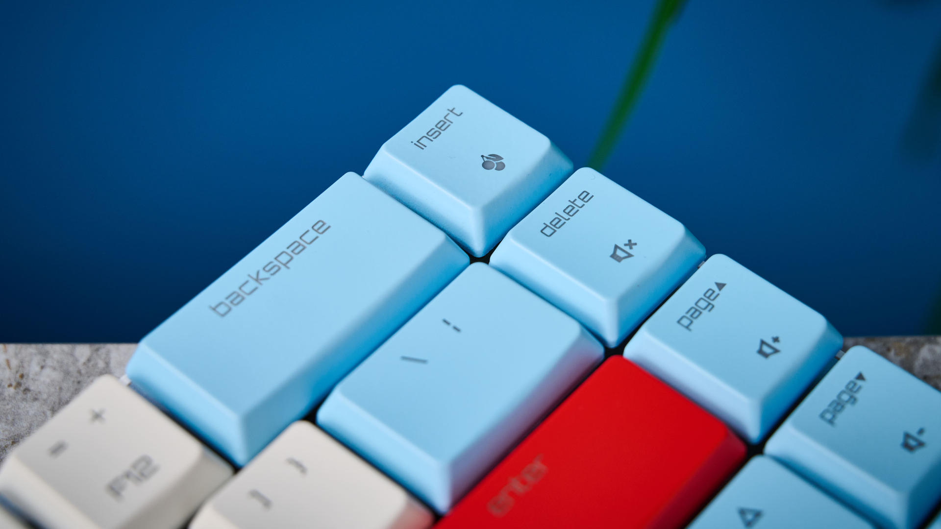 מקלדת Cherry MX LP 2.1 בפרופיל נמוך עם כובעי מקשים אדומים, לבנים וכחולים