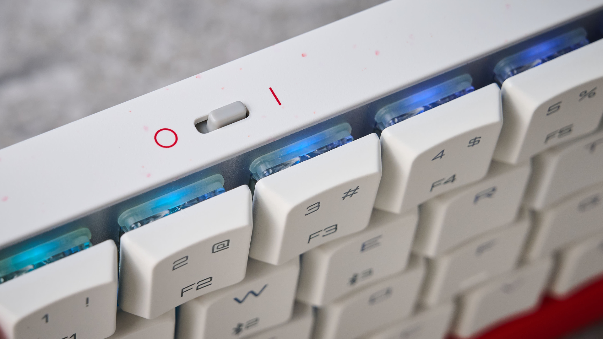 מקלדת Cherry MX LP 2.1 בפרופיל נמוך עם כובעי מקשים אדומים, לבנים וכחולים