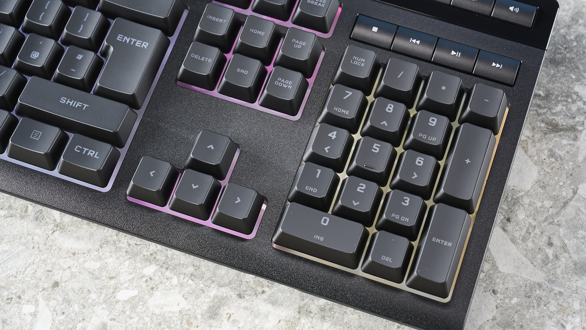 מקלדת גיימינג חוטית שחורה Corsair K55 RGB Pro עם מתגי כיפת גומי