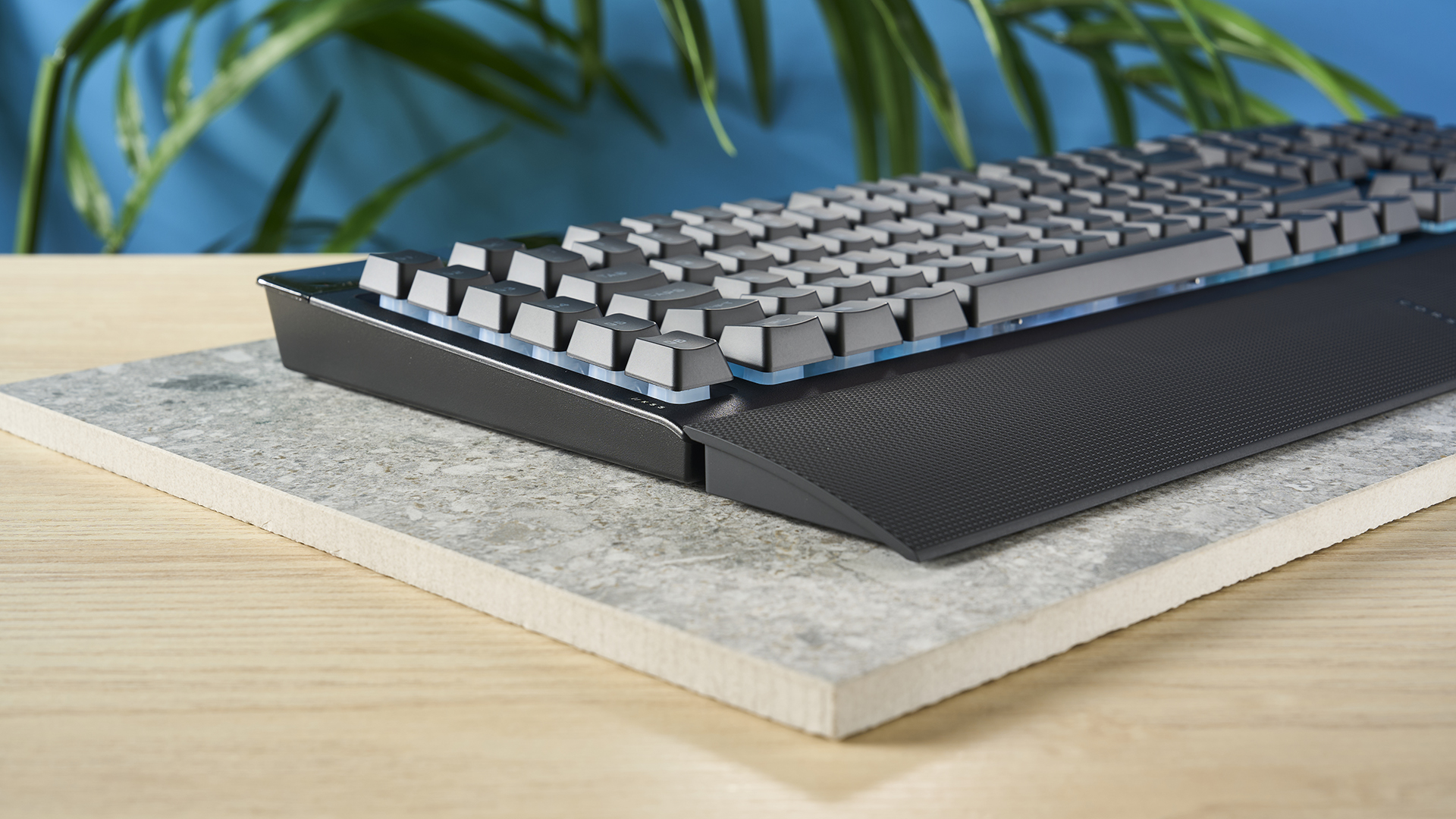 מקלדת גיימינג חוטית שחורה Corsair K55 RGB Pro עם מתגי כיפת גומי