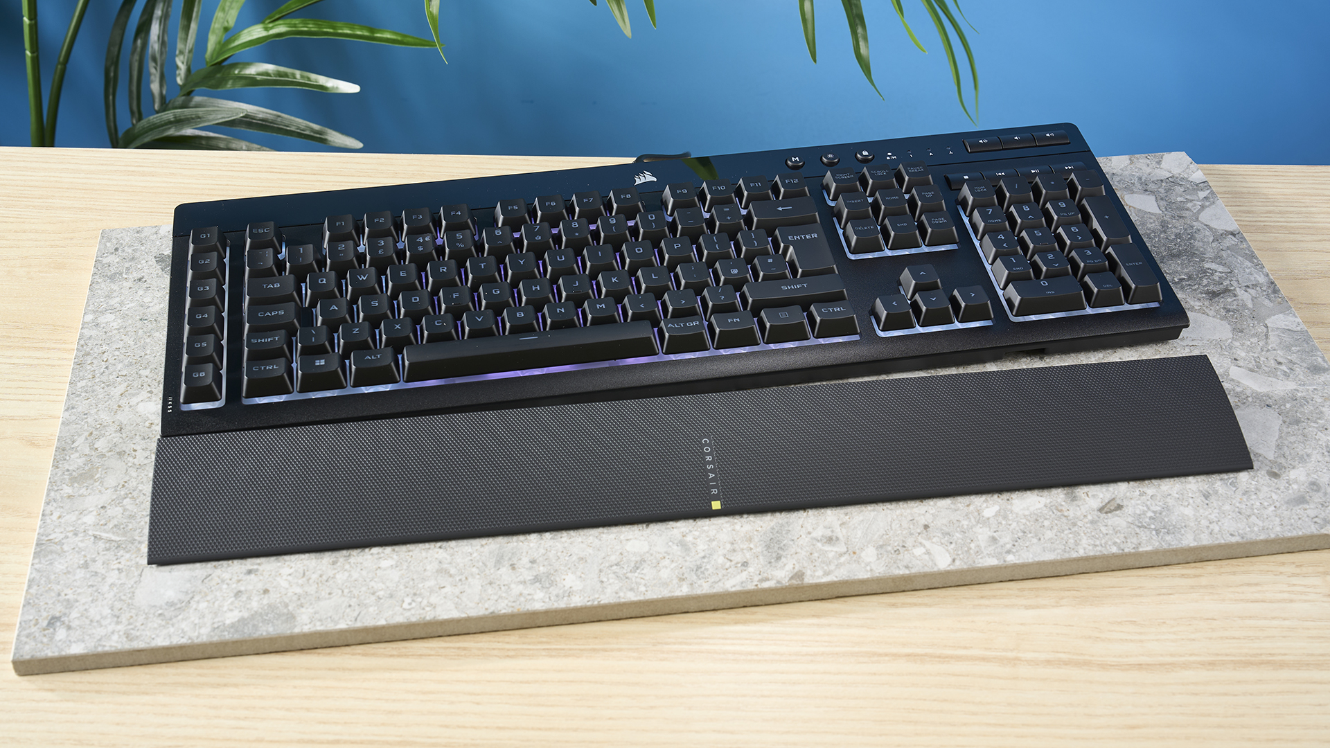 מקלדת גיימינג חוטית שחורה Corsair K55 RGB Pro עם מתגי כיפת גומי