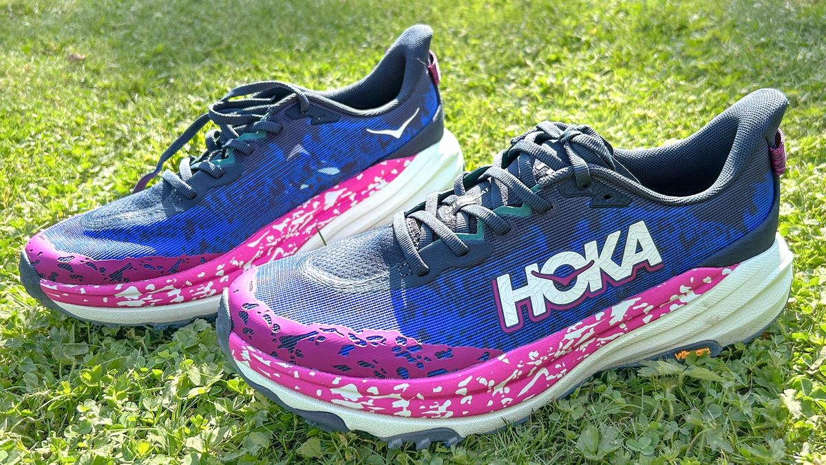 רצתי 40 מיילים ב-Hoka Speedgoat 6 וזו הבחירה הטובה ביותר שלי בנעלי ריצה עבור רוב האנשים מאת ניק האריס-פרי פורסם ב-22 באוקטובר 24 ה-Hoka Speedgoat 6 היא נעל ריצת שבילים רב-תכליתית שיכולה להתמודד עם מגוון רחב של שטחים כמו כמו גם ריצות באורכים ובקצבים שונים. זו נעל השביל האהובה עליי השנה עד כה.