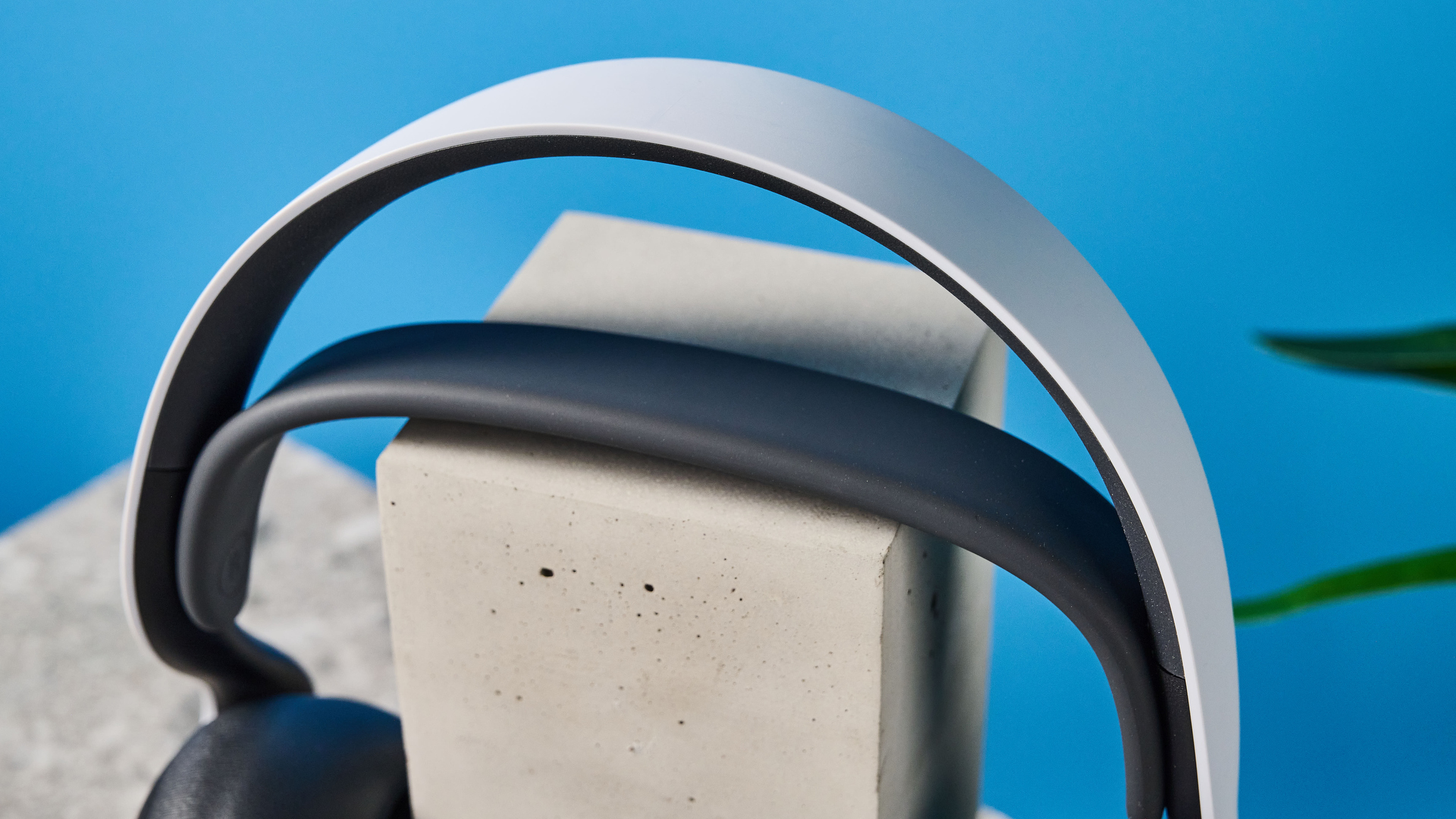 אוזניות גיימינג אלחוטיות של Sony PlayStation Pulse Elite בשחור-לבן ל-PS5 ו-PS Portal