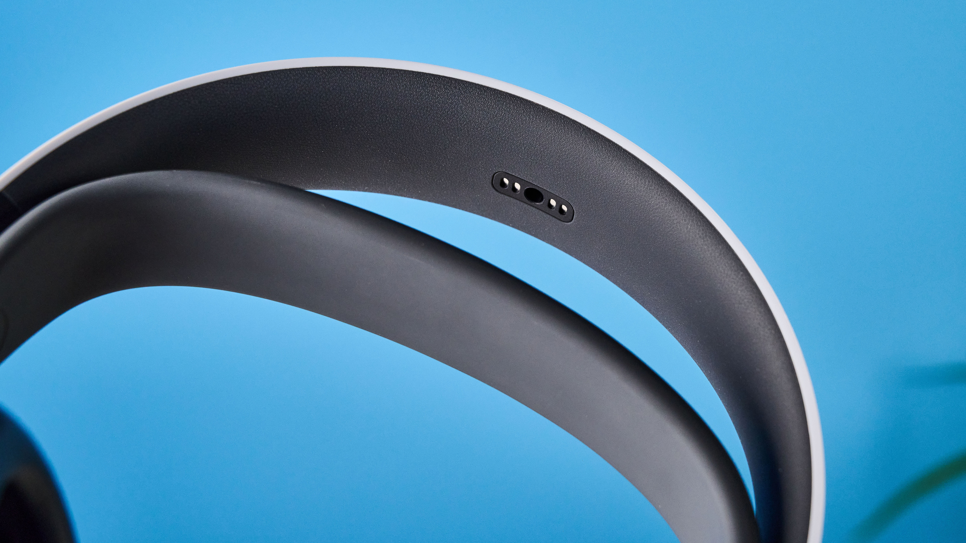 אוזניות גיימינג אלחוטיות של Sony PlayStation Pulse Elite בשחור-לבן ל-PS5 ו-PS Portal