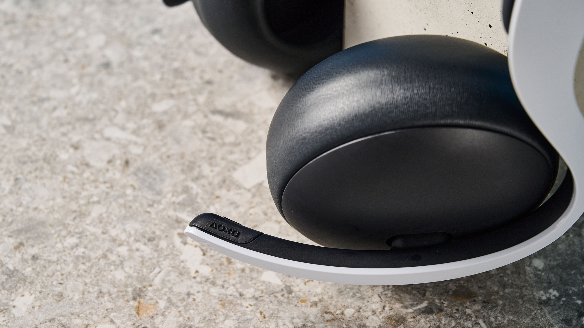 אוזניות גיימינג אלחוטיות של Sony PlayStation Pulse Elite בשחור-לבן ל-PS5 ו-PS Portal