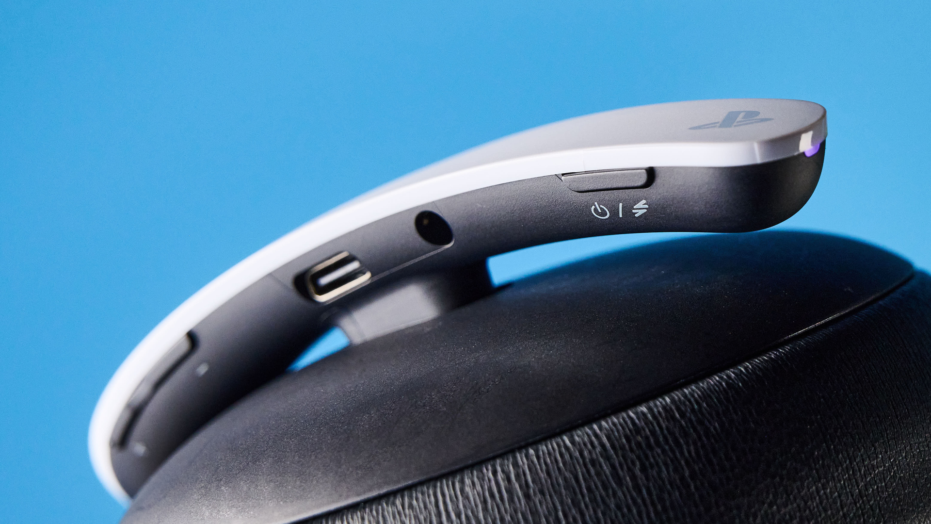 אוזניות גיימינג אלחוטיות של Sony PlayStation Pulse Elite בשחור-לבן ל-PS5 ו-PS Portal