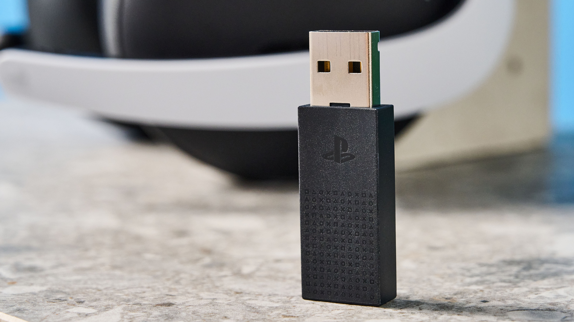 אוזניות גיימינג אלחוטיות של Sony PlayStation Pulse Elite בשחור-לבן ל-PS5 ו-PS Portal