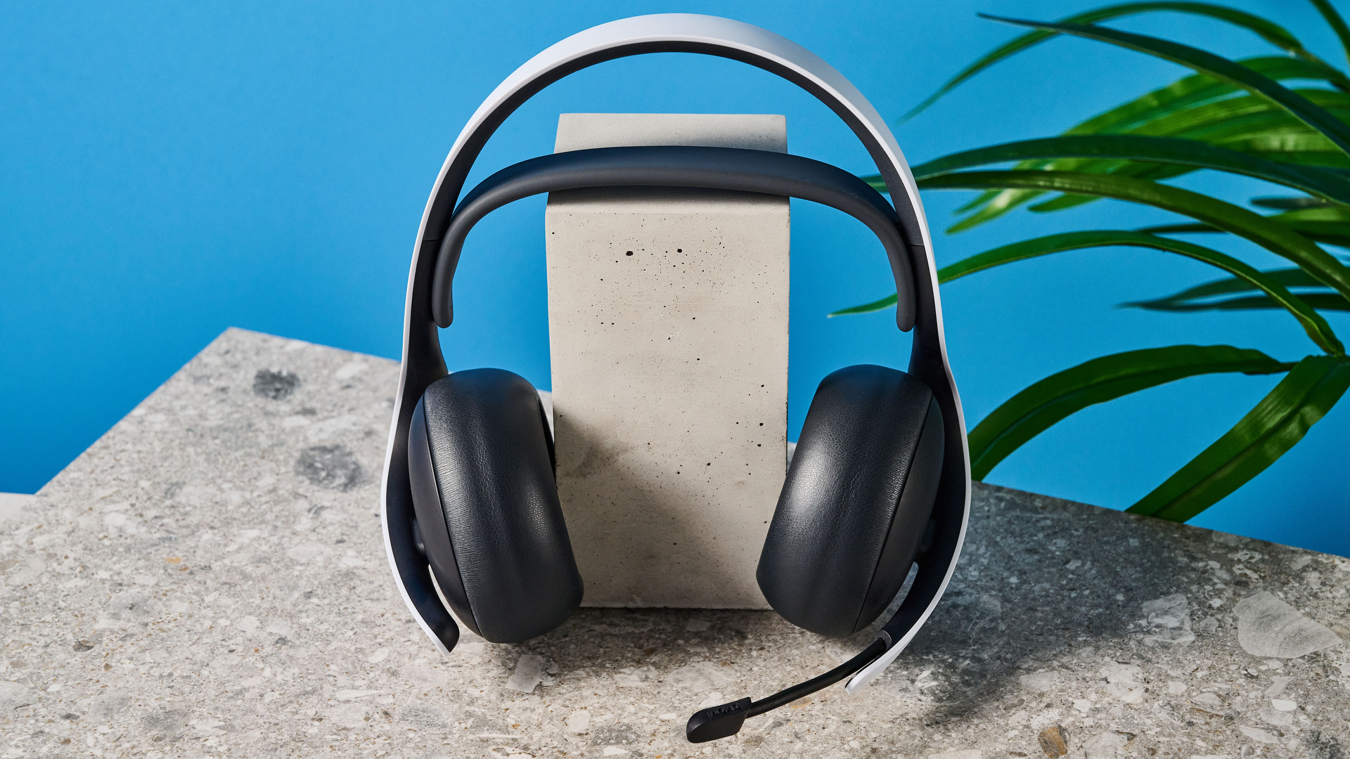 אוזניות גיימינג אלחוטיות של Sony PlayStation Pulse Elite בשחור-לבן ל-PS5 ו-PS Portal