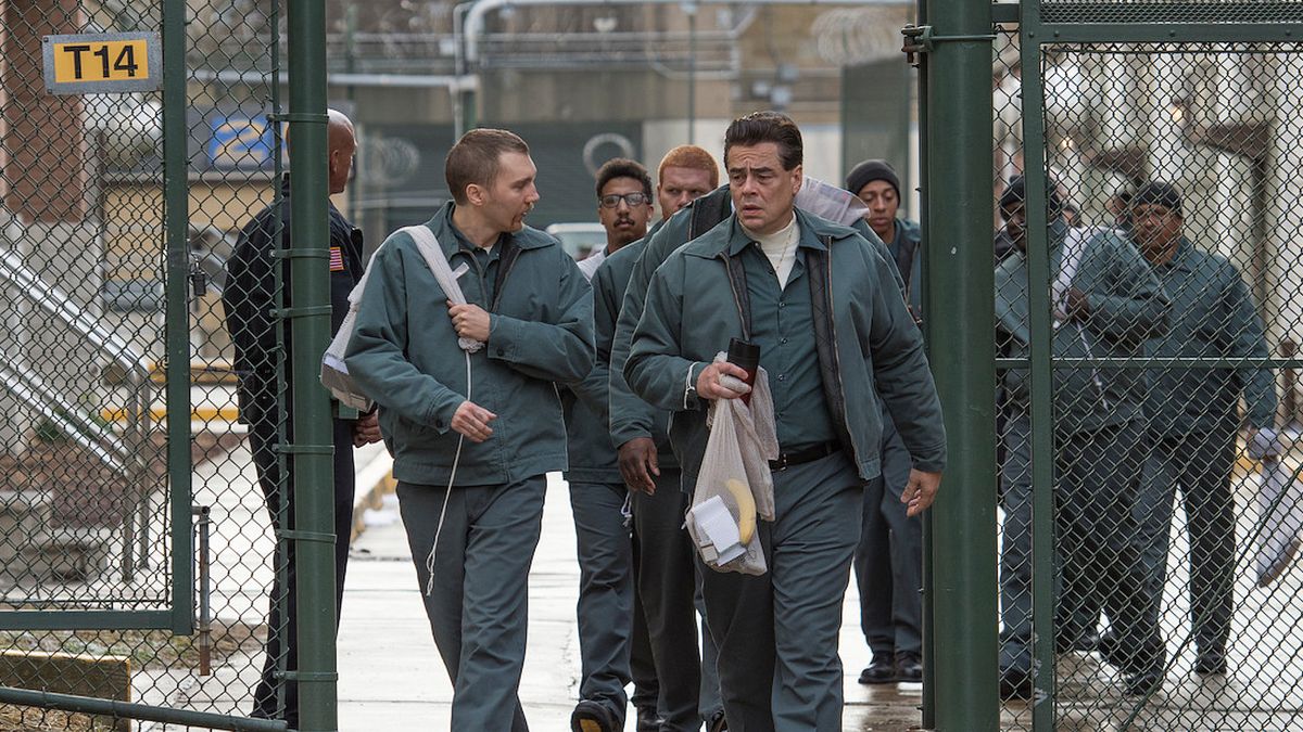 Paul Dano and Benicio del Toro in "Escape at Dannemora" TV show (2024)