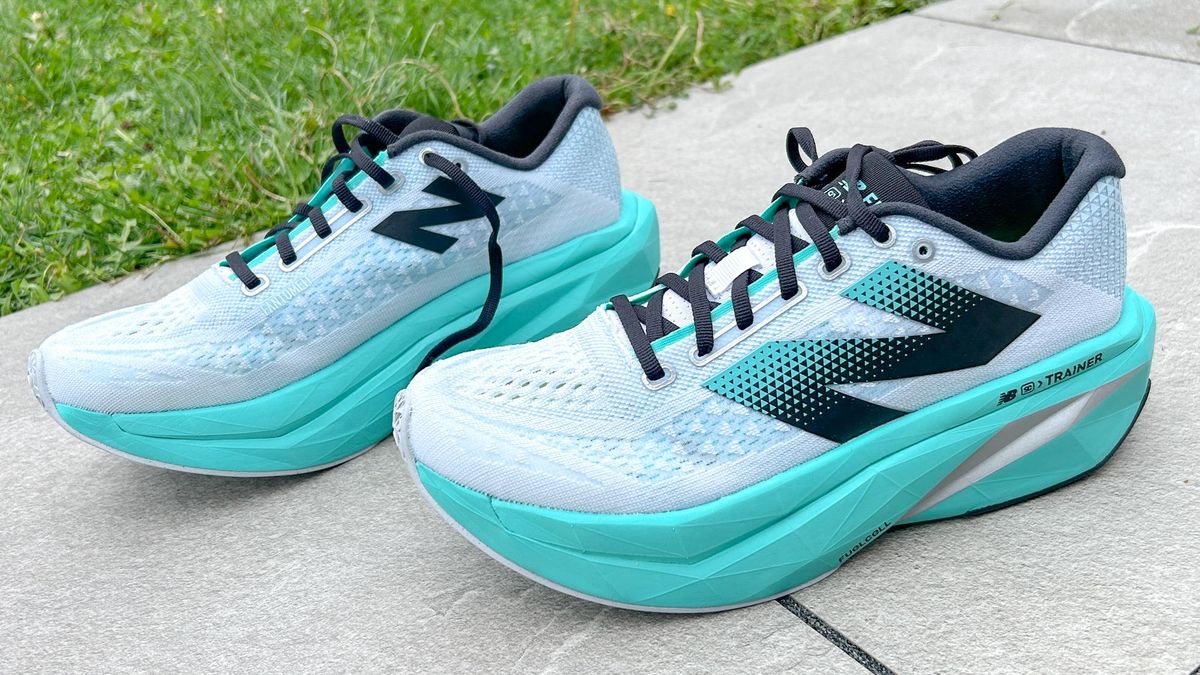 רצתי 70 מייל ב-New Balance FuelCell SC Trainer v3 — הנה פסק הדין שלי מאת ניק האריס-פרי שפורסם ב-26 באוקטובר 24 ב-24 באוקטובר ה-New Balance SC Trainer v3 הוא הגרסה הטובה ביותר של הנעל עד כה ומאמן רב-תכליתי עבור מרתוניסטים במיוחד, אך חסר המהירות הגבוהה ביותר של כמה יריבות.