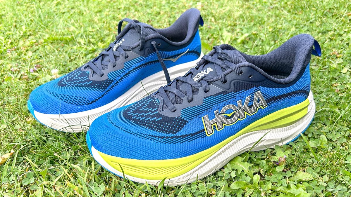 רצתי 50 מייל ב-Hoka Skyflow — הנה פסק הדין שלי מאת ניק האריס-פרי פורסם ב-30 באוקטובר 24. Hoka Skyflow היא נעל מרופדת חדשה שעומדת להחליף את Hoka Clifton בלבם של רצים רבים, ומציעה רכיבה נוחה ורב-תכליתית עבור אימון יומי.