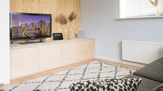 ה-Televes Bexia מחובר לטלוויזיה בסלון.