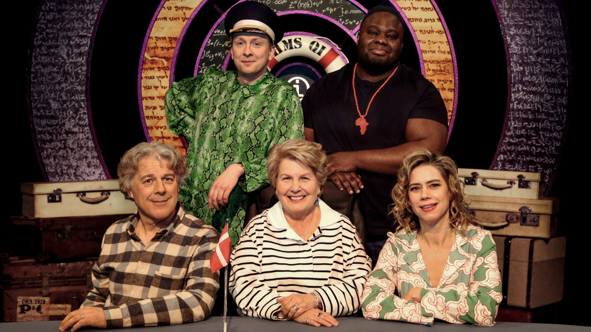 Alan Davies, Joe Lycett, Sandi Toksvig, Nabil Abdulrashid and Lou Sanders pose in the studio in QI season 22