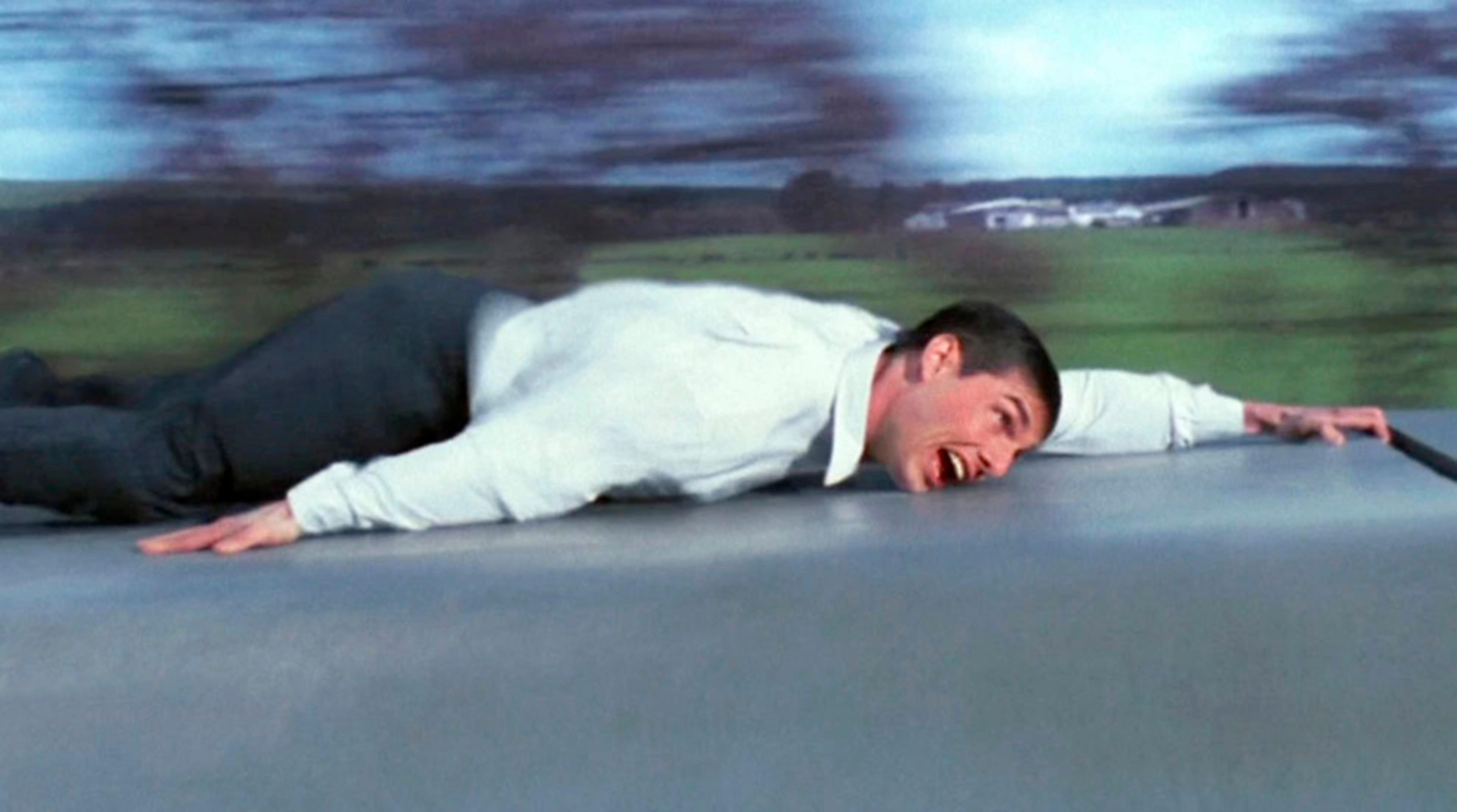 טום קרוז בתור איתן האנט, תלוי ביד אחת ברכבת ב-Mission: Impossible