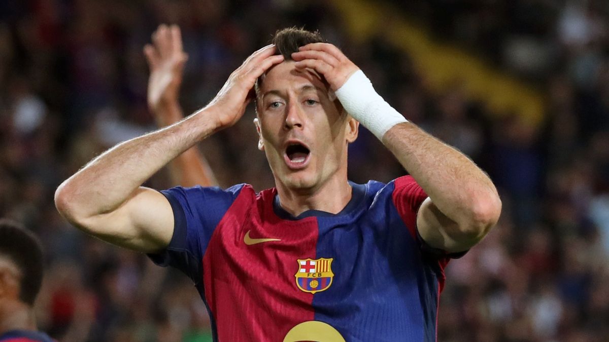 Robert Lewandowski puts his hands on his head ahead of the