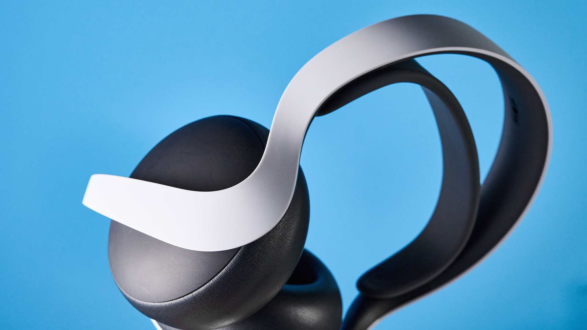 אוזניות גיימינג אלחוטיות של Sony PlayStation Pulse Elite בשחור-לבן ל-PS5 ו-PS Portal