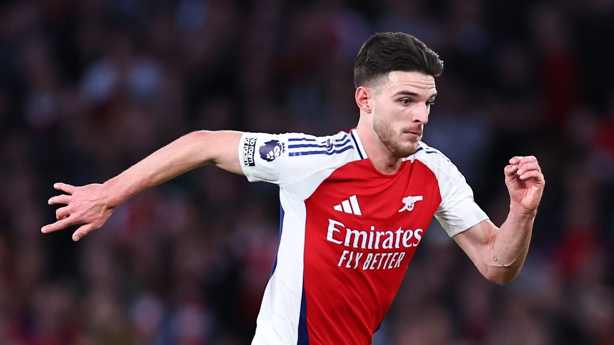 Declan Rice of Arsenal runs the pitch