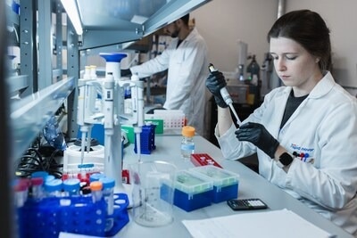 רצף חלבון נוגדנים דה נובו חושף נוגדנים פונקציונליים ומנטרלים חדשים לאחר חיסון SARS-CoV-2