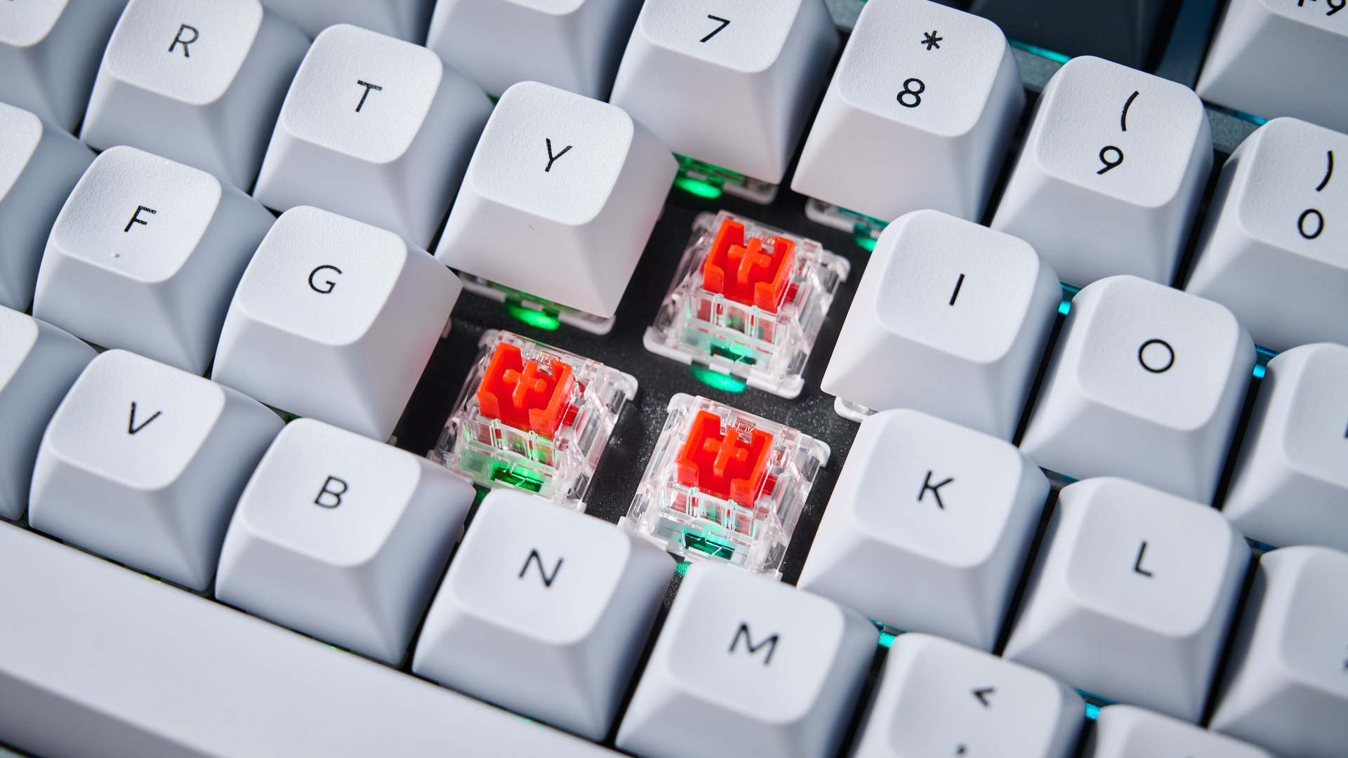 תמונה של ה-Keychron Q1 Pro באלומיניום אפור עם כובעי מקשים לבנים, שחורים וסגולים.