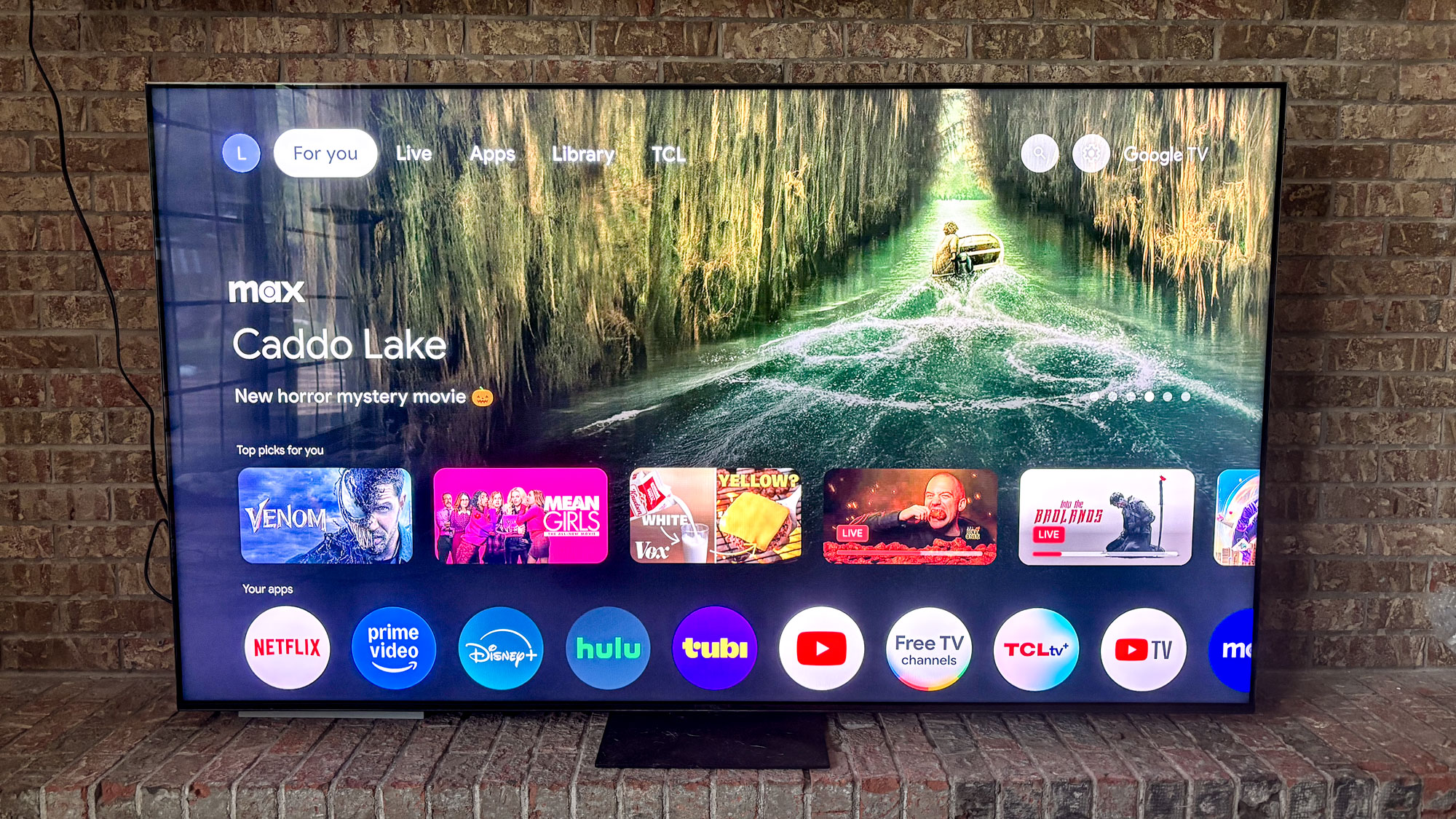מסך תפריט Google TV בטלוויזיה TCL QM8 Mini-LED (2024)