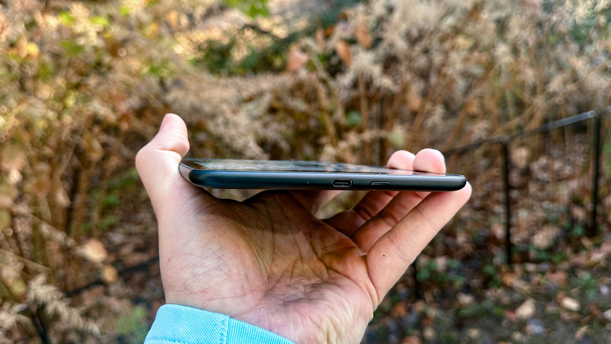 החלק התחתון של Kindle Paperwhite (2024) ביד