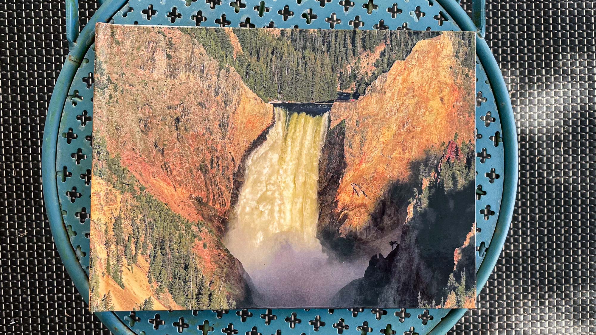 הכריכה הקדמית של ספר התמונות Snapfish מוצגת על הכיסא