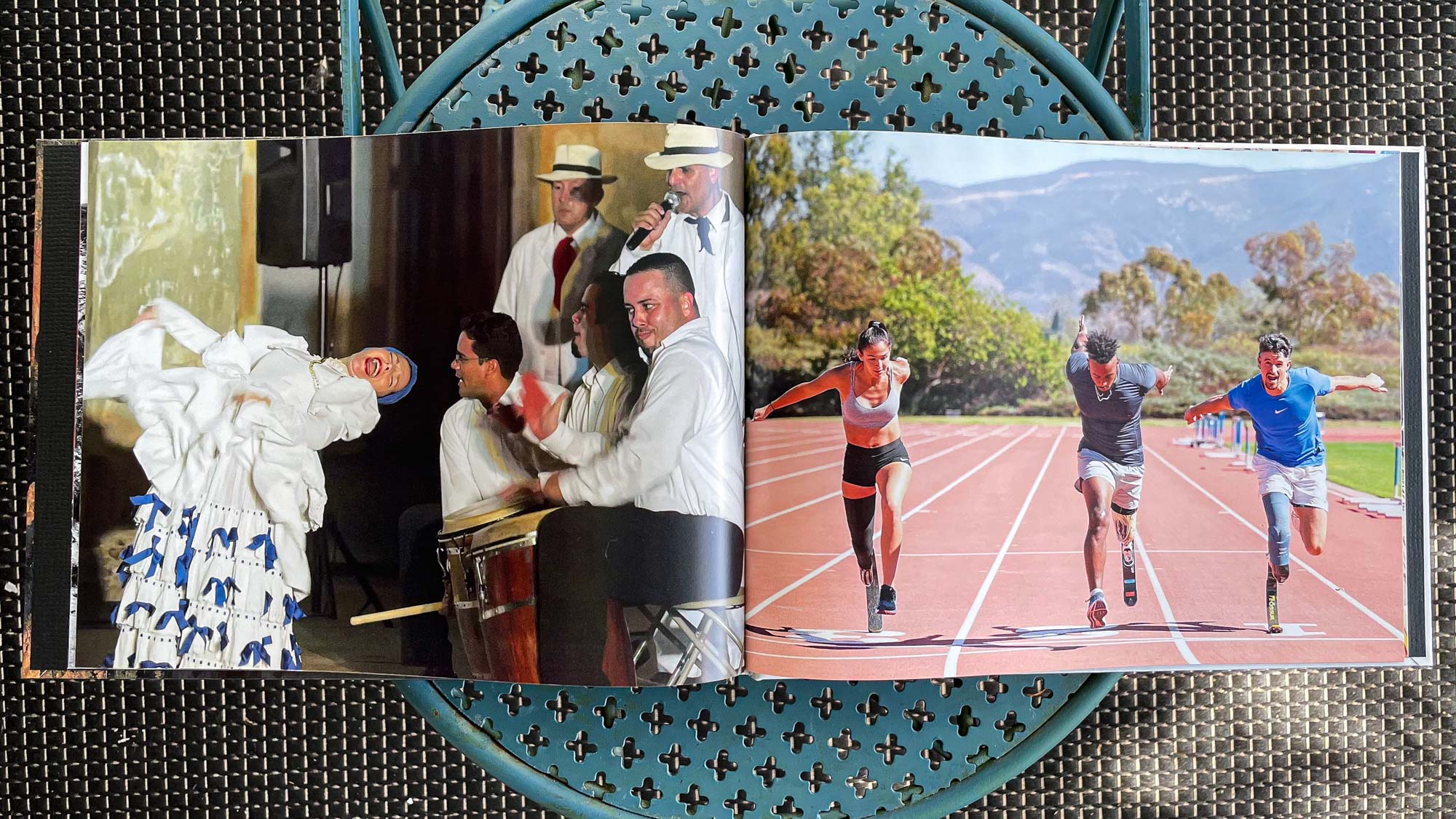 ספר Snapfish על כיסא