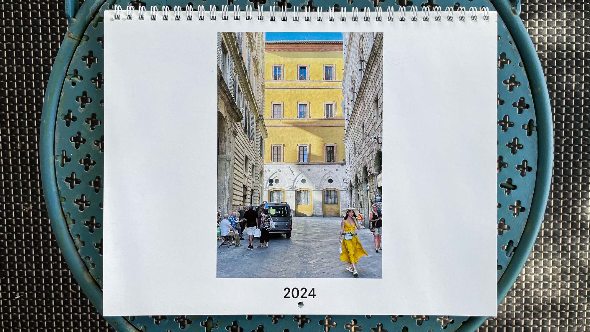 לוח שנה של Snapfish על כיסא