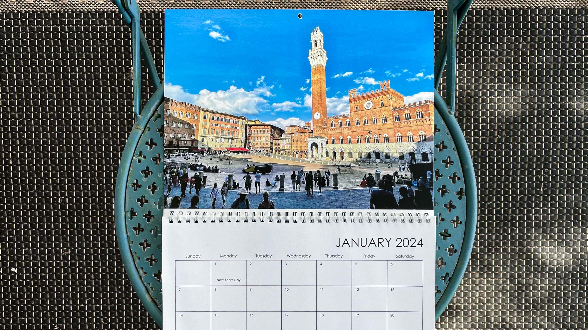 לוח שנה של Snapfish על כיסא