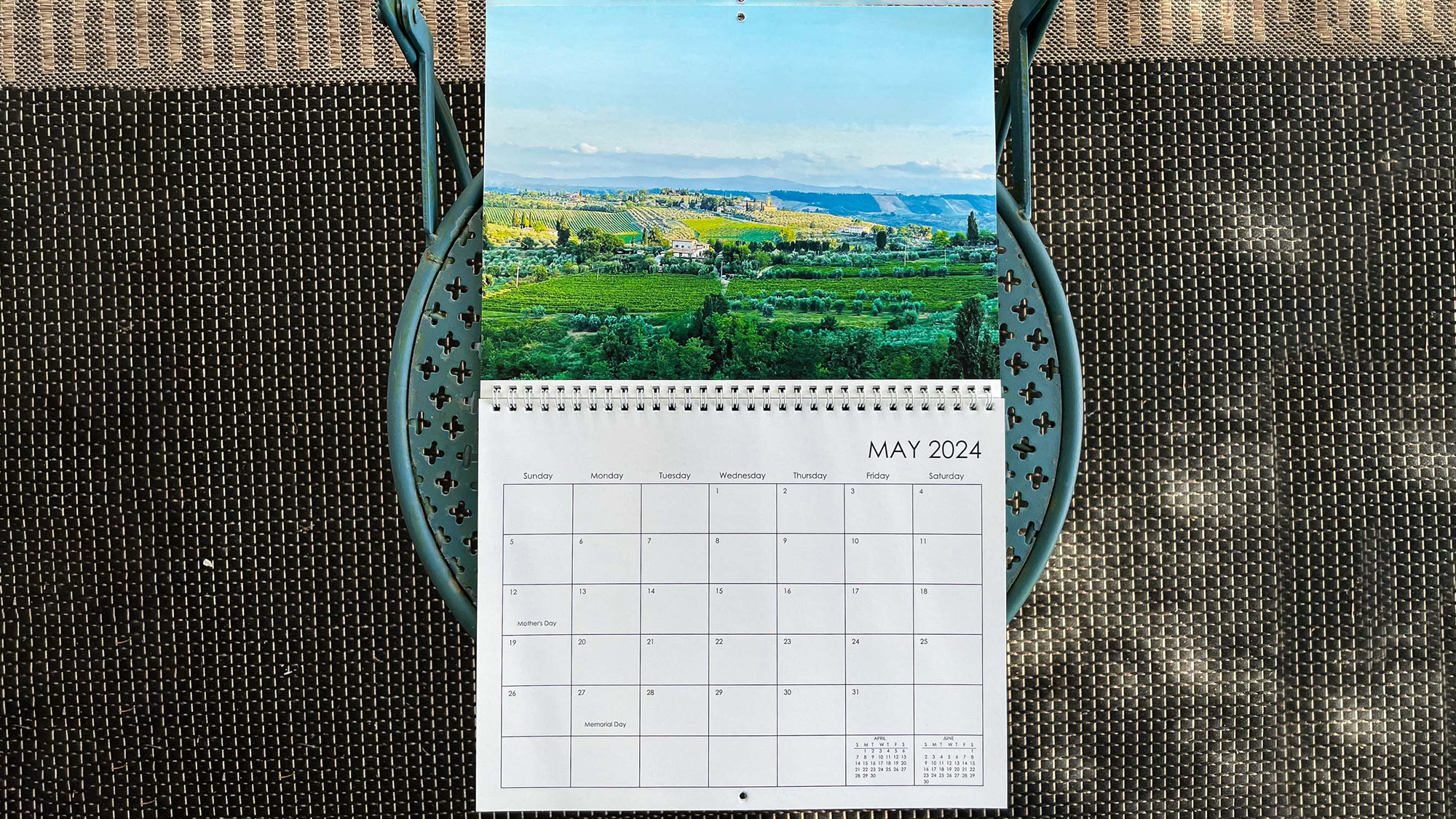 לוח שנה של Snapfish על כיסא