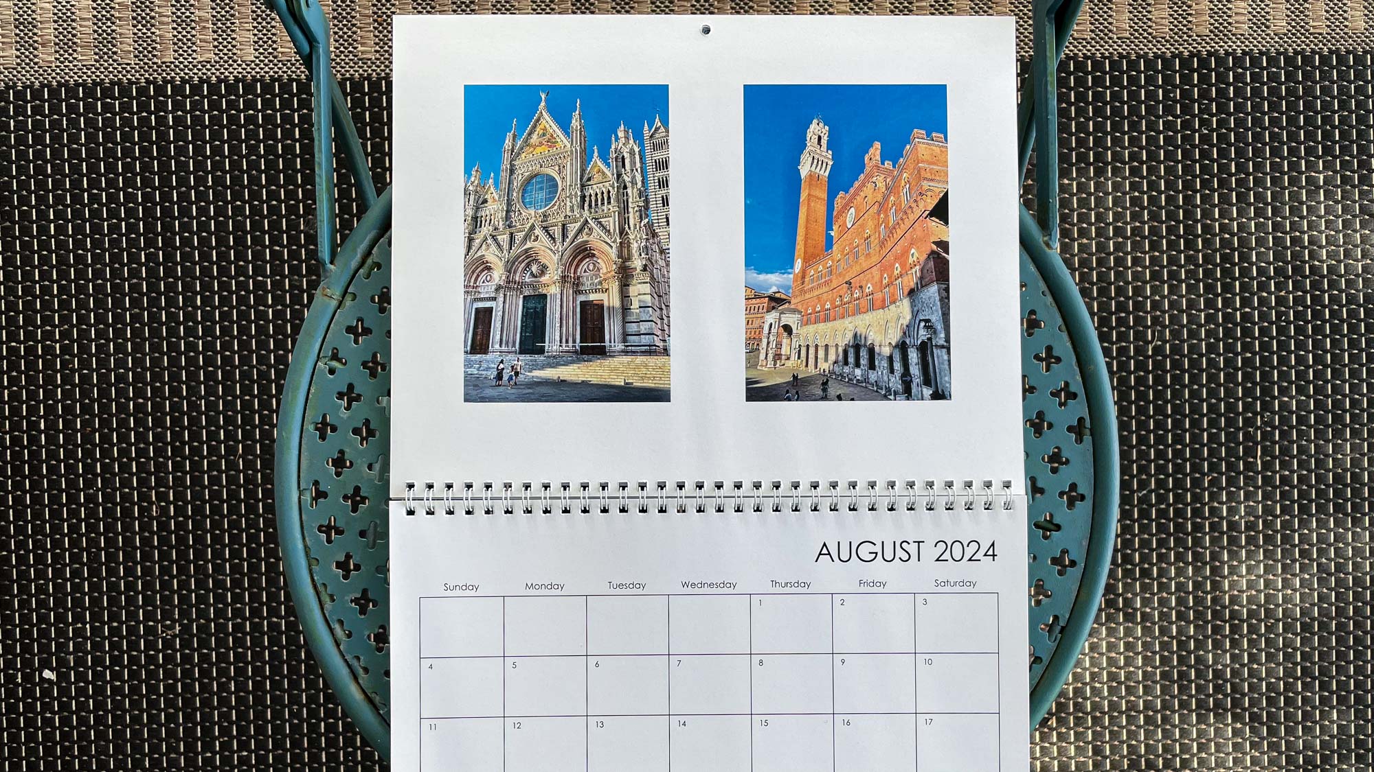 לוח שנה של Snapfish על כיסא