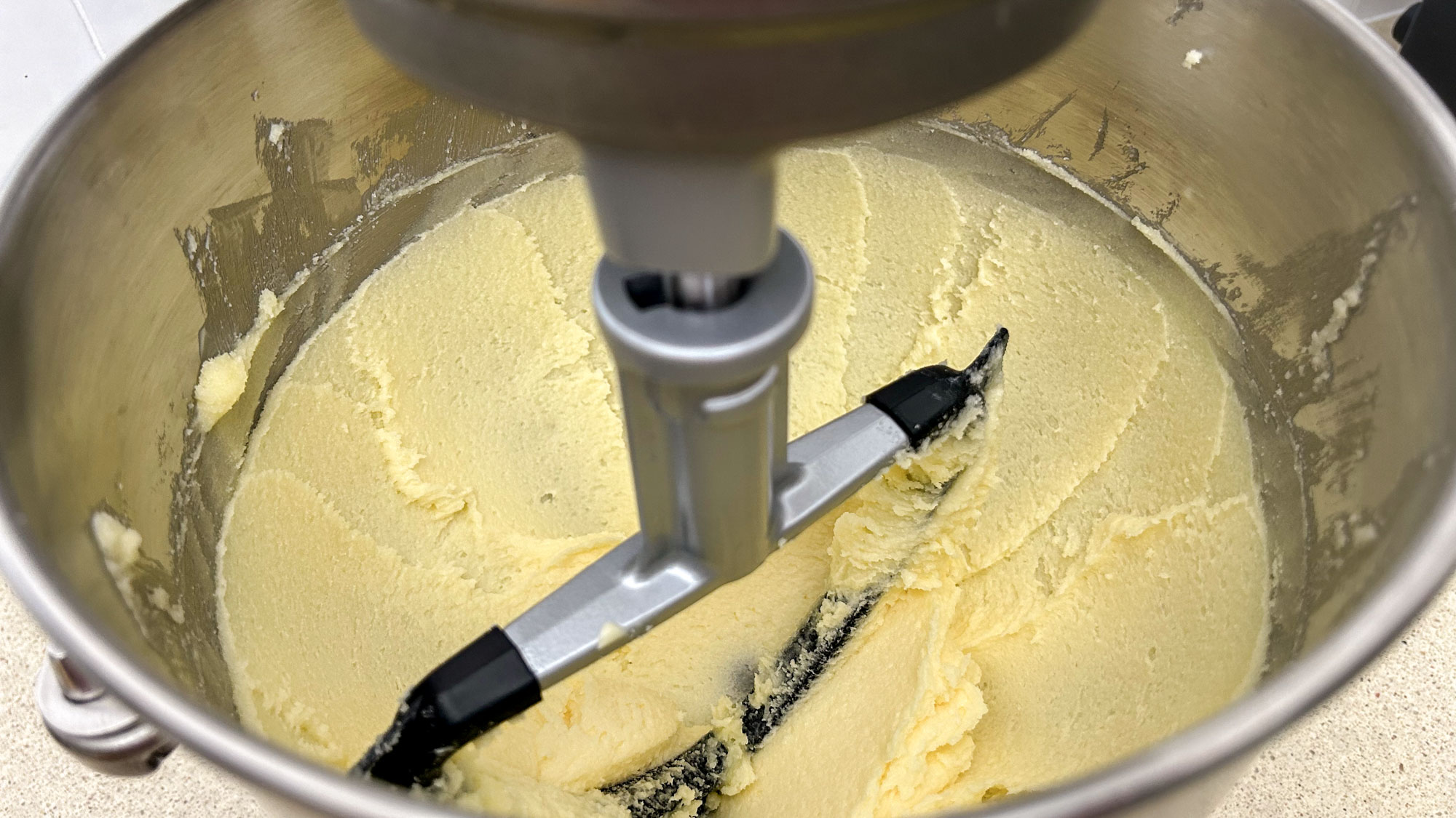 ערבוב חמאה וסוכר במיקסר סטנד 7-Quart KitchenAid