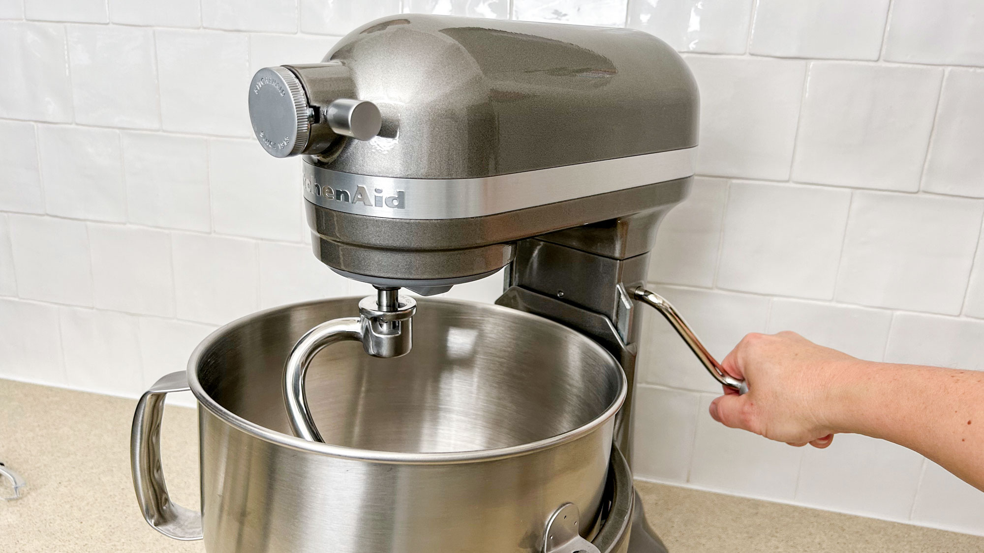 הרם את הידית במיקסר המעמד של KitchenAid 7-Quart