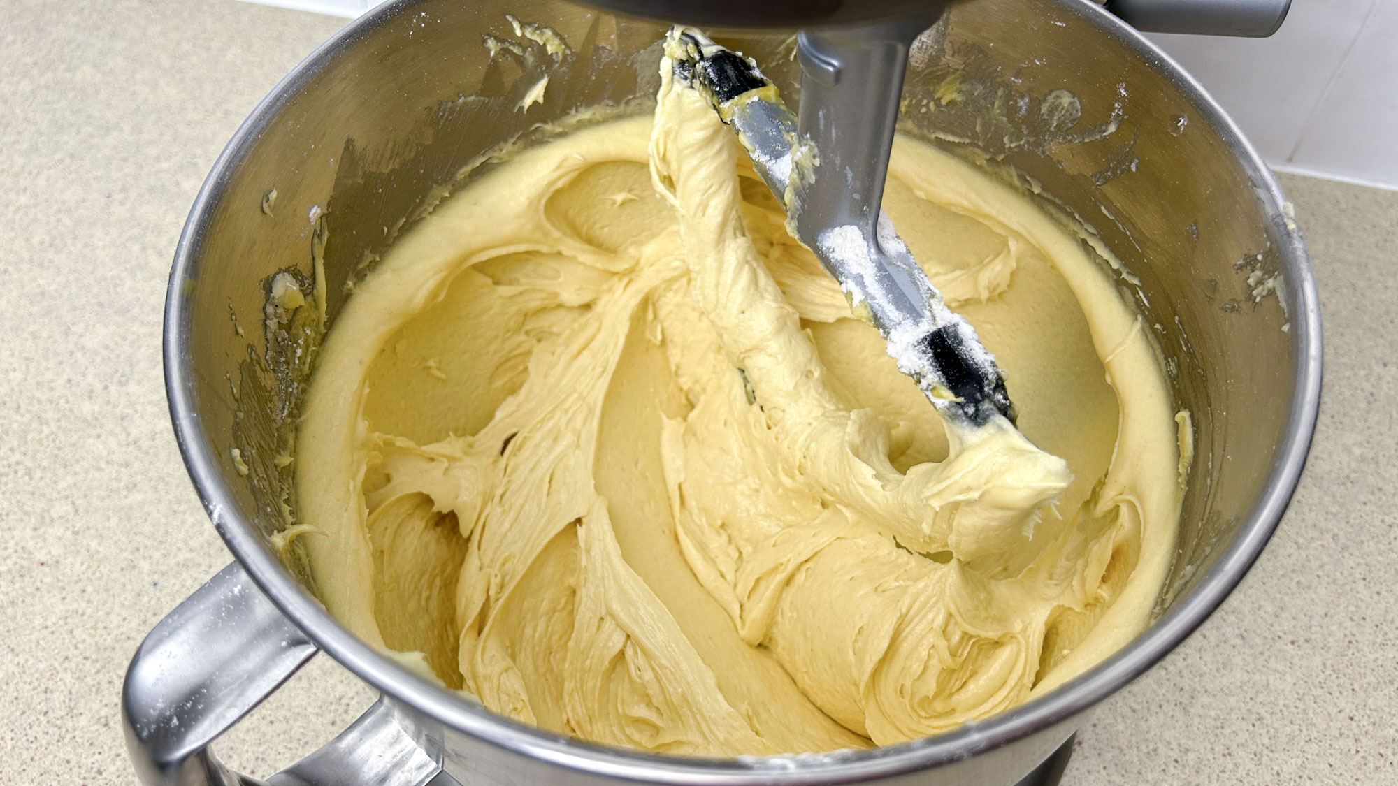 בלילת עוגה מיוצרת במיקסר סטנד 7-Quart KitchenAid