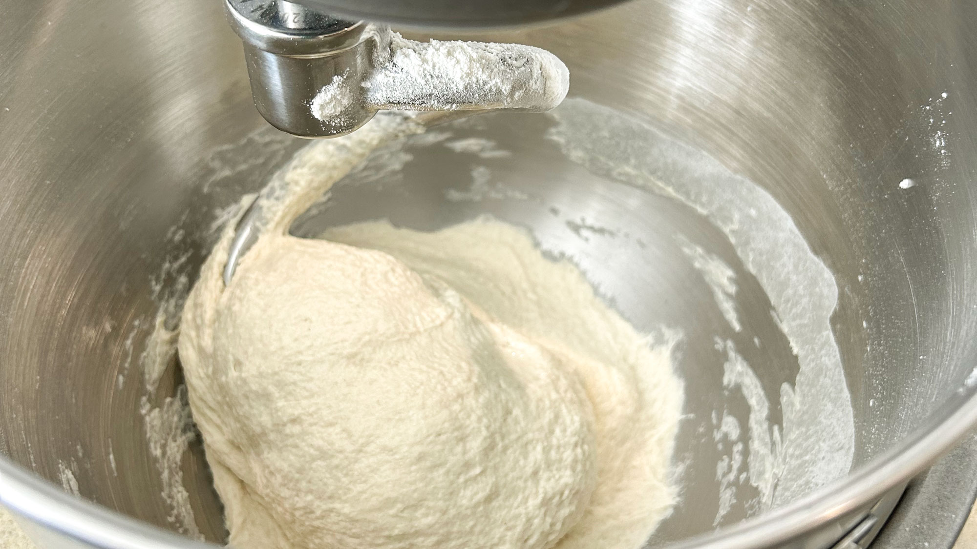 לישת בצק לחם