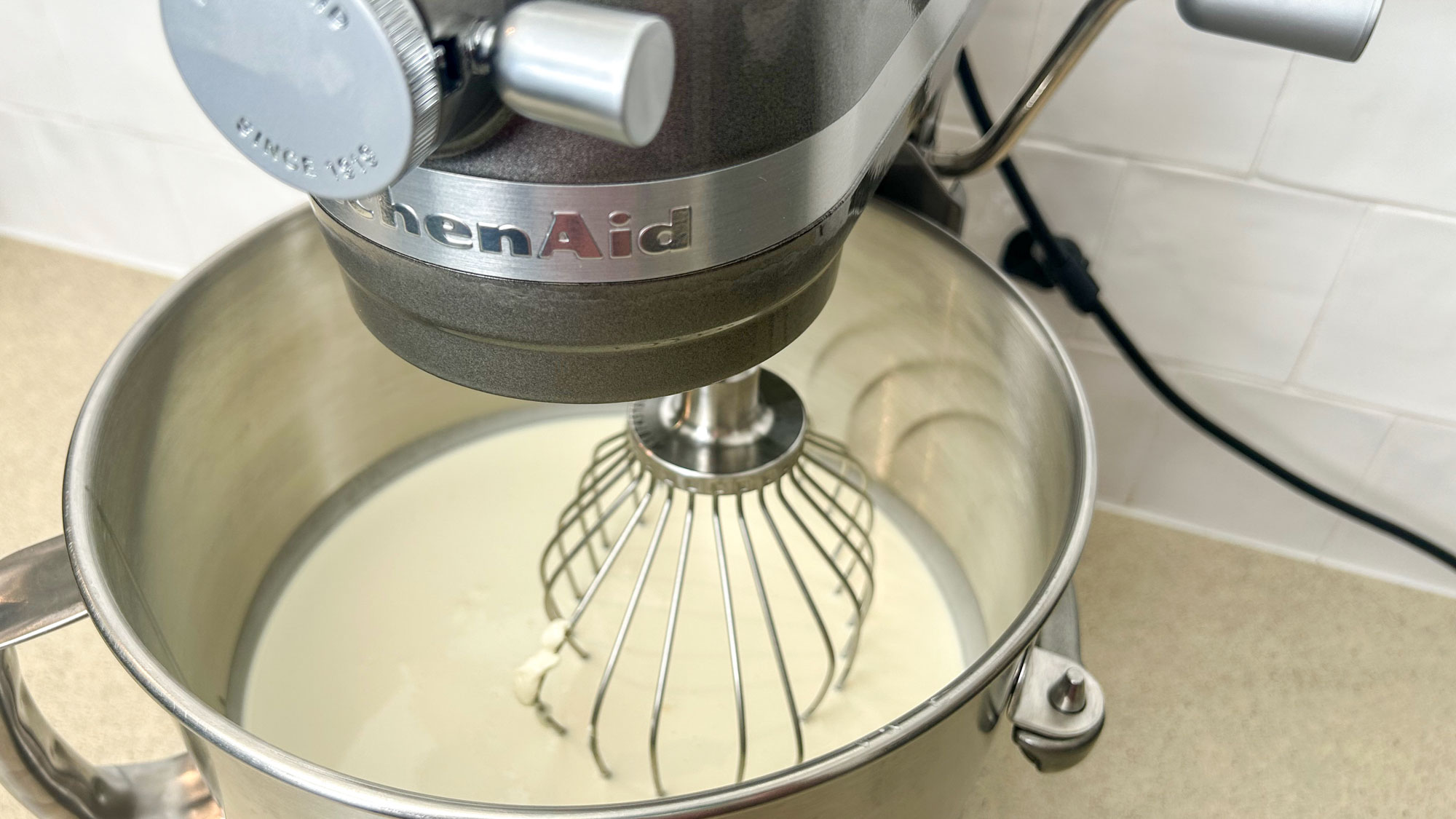 קרם כבד לפני שמקציפים אותו בעוגה שנאפתה במיקסר 7-Quart Stand של KitchenAid