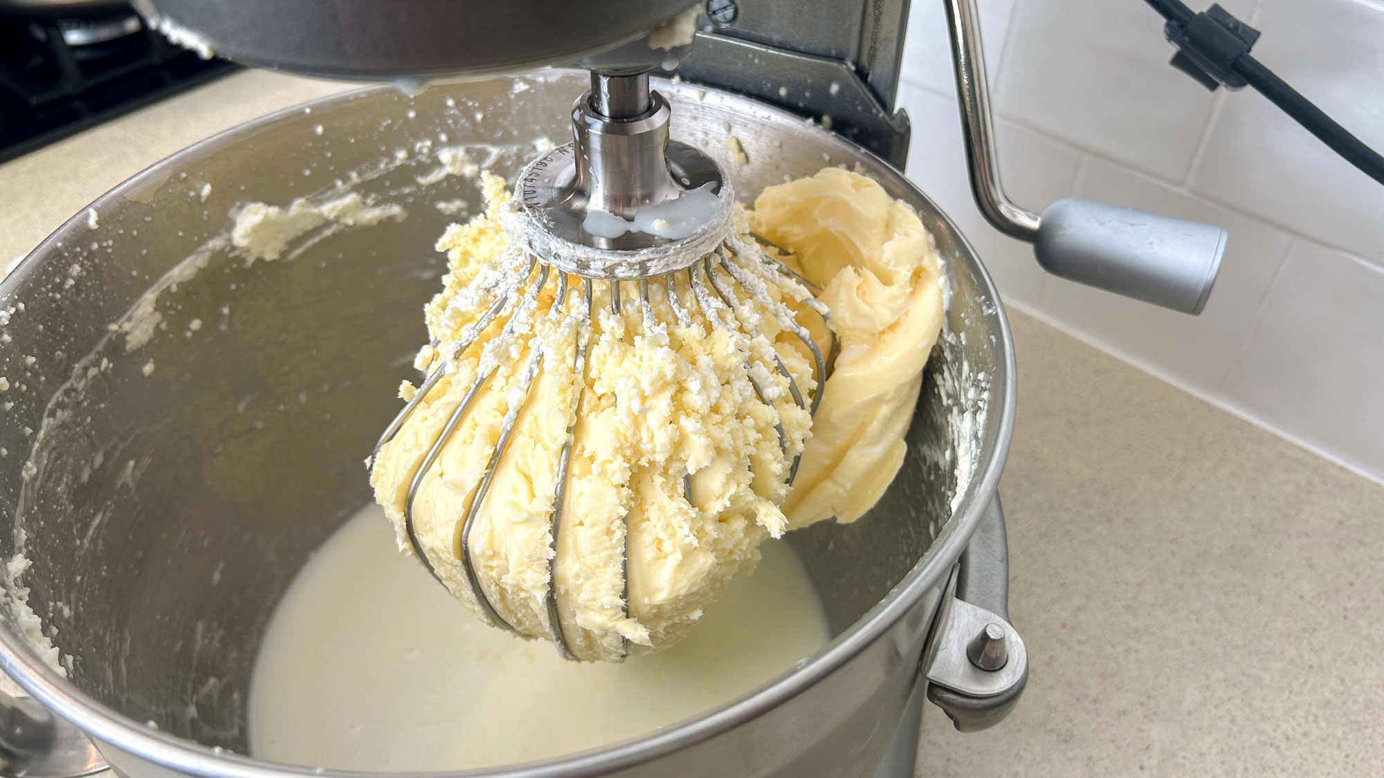 חמאה טרייה המיוצרת ב-KitchenAid 7-Quart