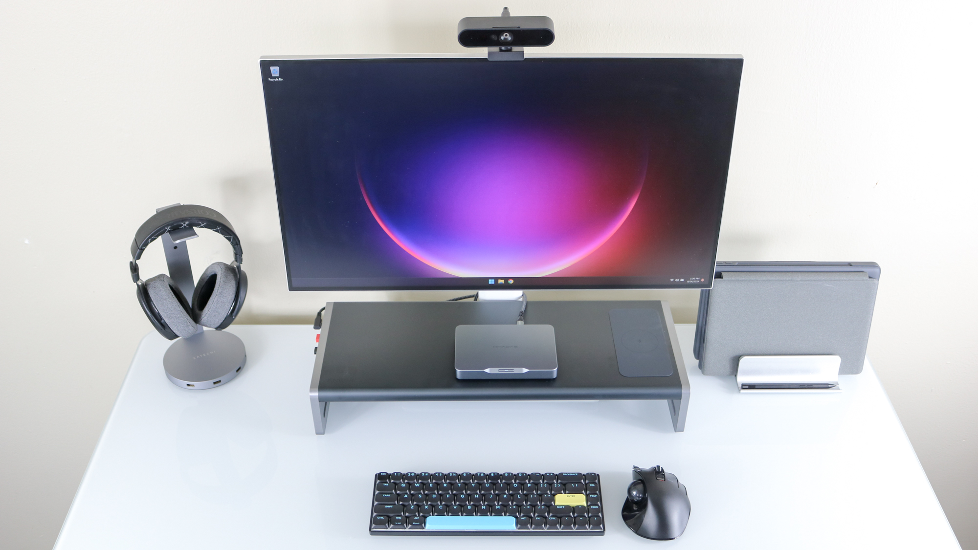 המיני PC Khadas Mind על גבי תחנת העגינה Anker 675 USB-C המחוברת למוניטור על שולחן עבודה