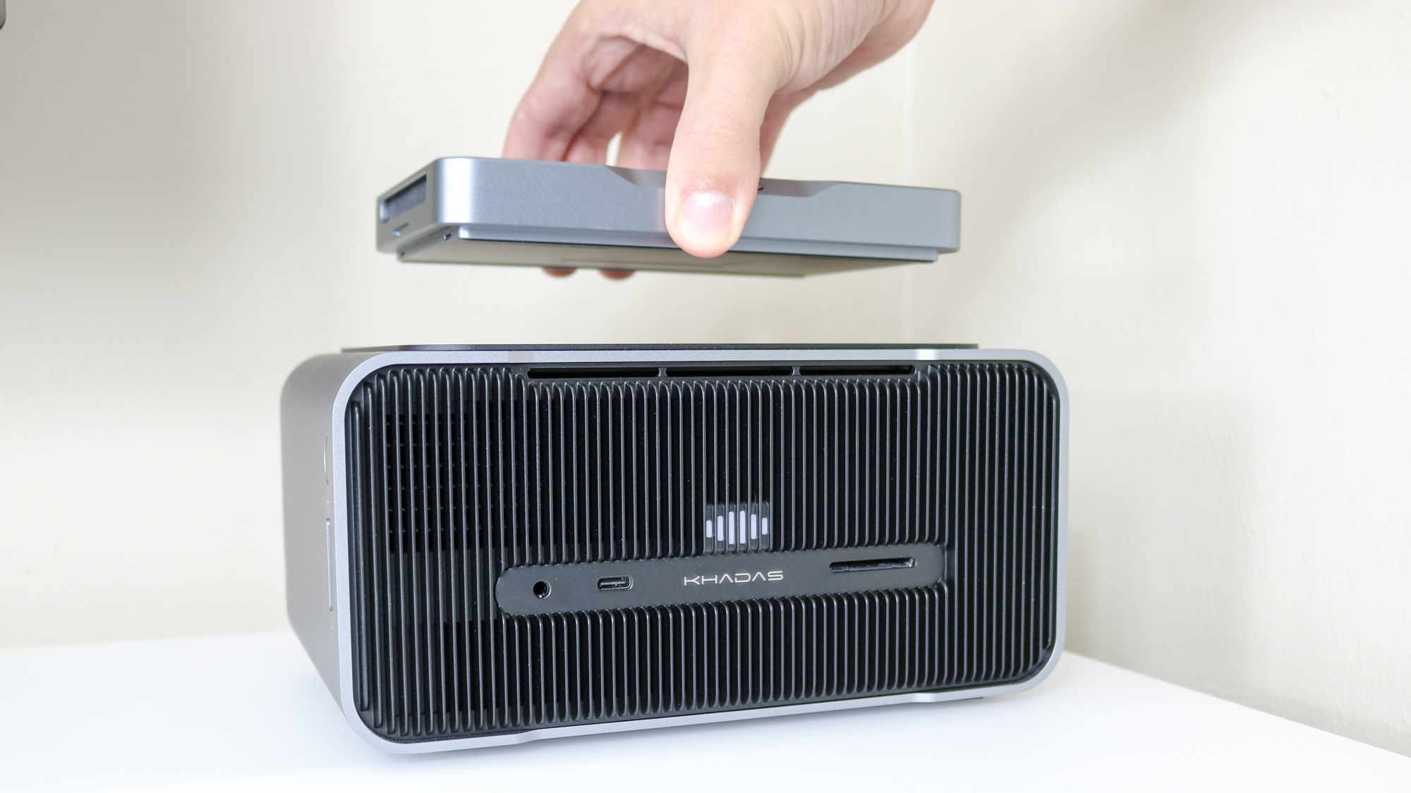 חיבור המחשב המיני של Khadas Mind למזח ה-Mind Graphics GPU של Khadas