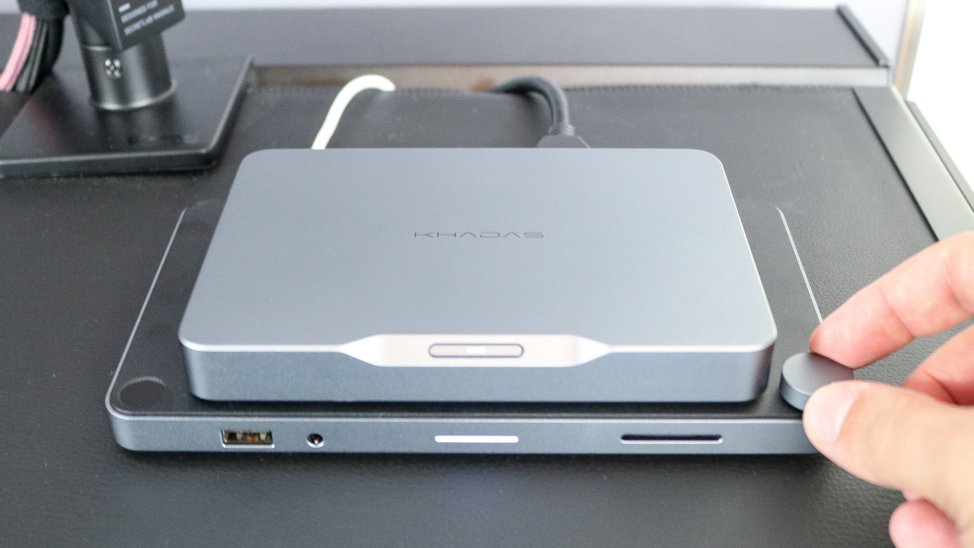 המחשב המיני של Khadas Mind עגן ב-Mind Dock של Khadas