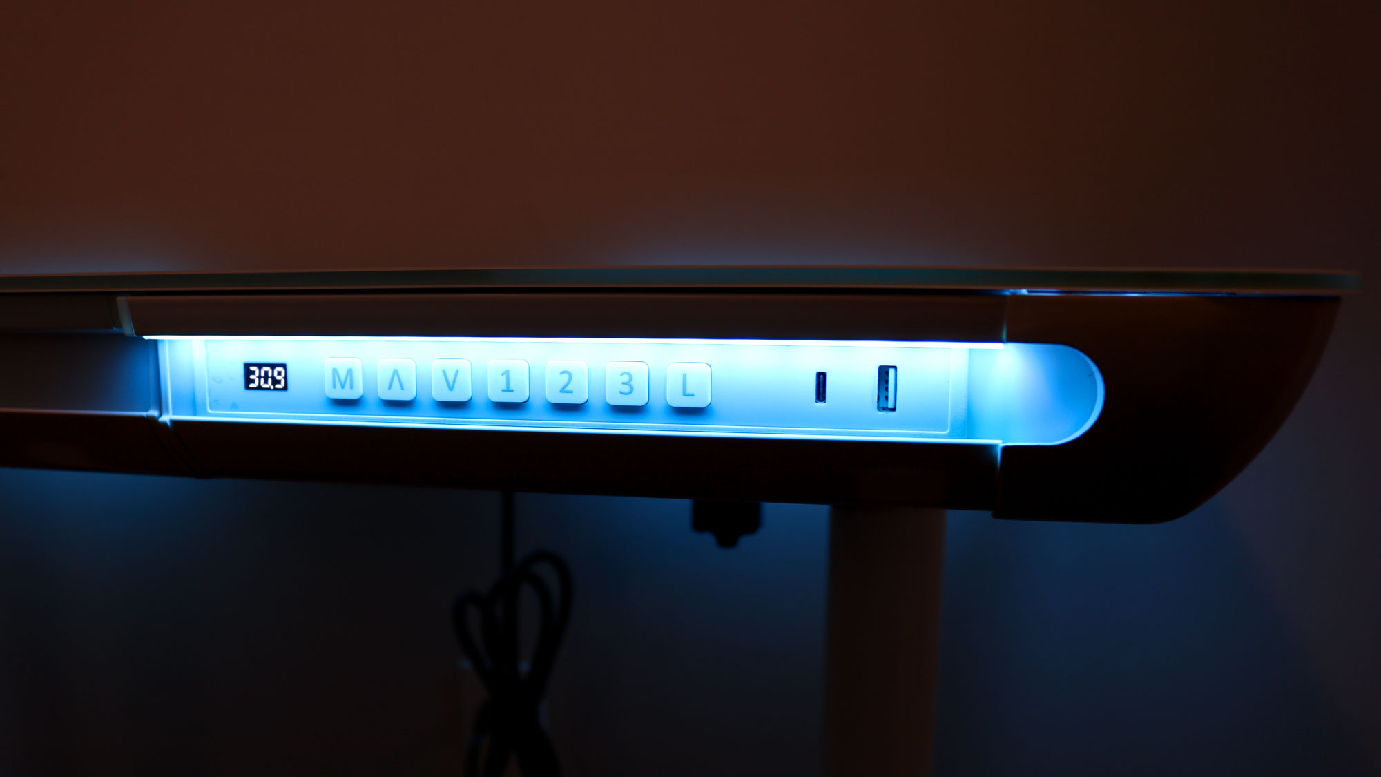 לוח המקשים של LiftSync Clear Plus עם נורות ה-RGB שלו דולקות בחדר חשוך