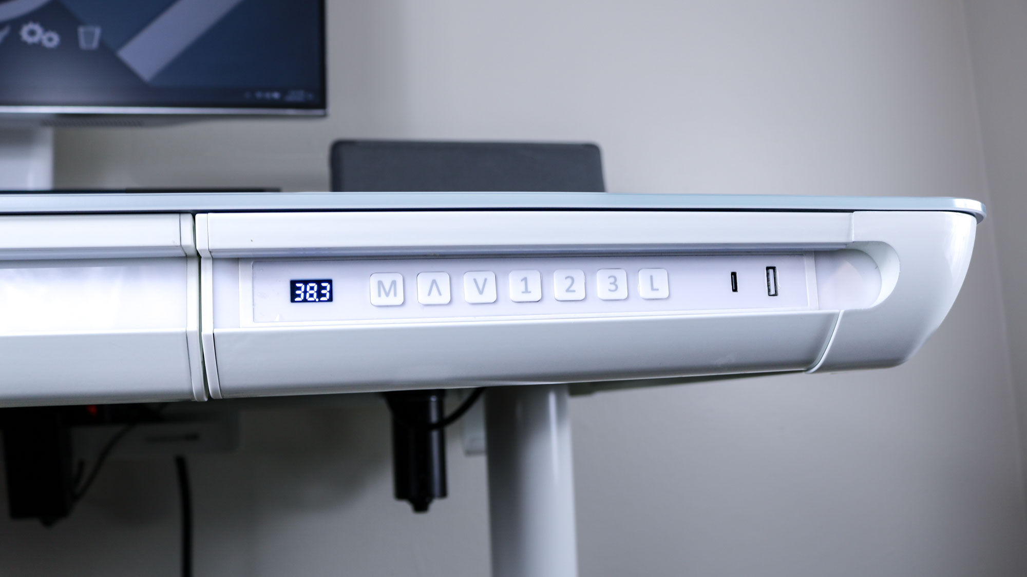 לוח המקשים של LiftSync Clear Plus עם יציאת USB-C ו-USB-A טעינה