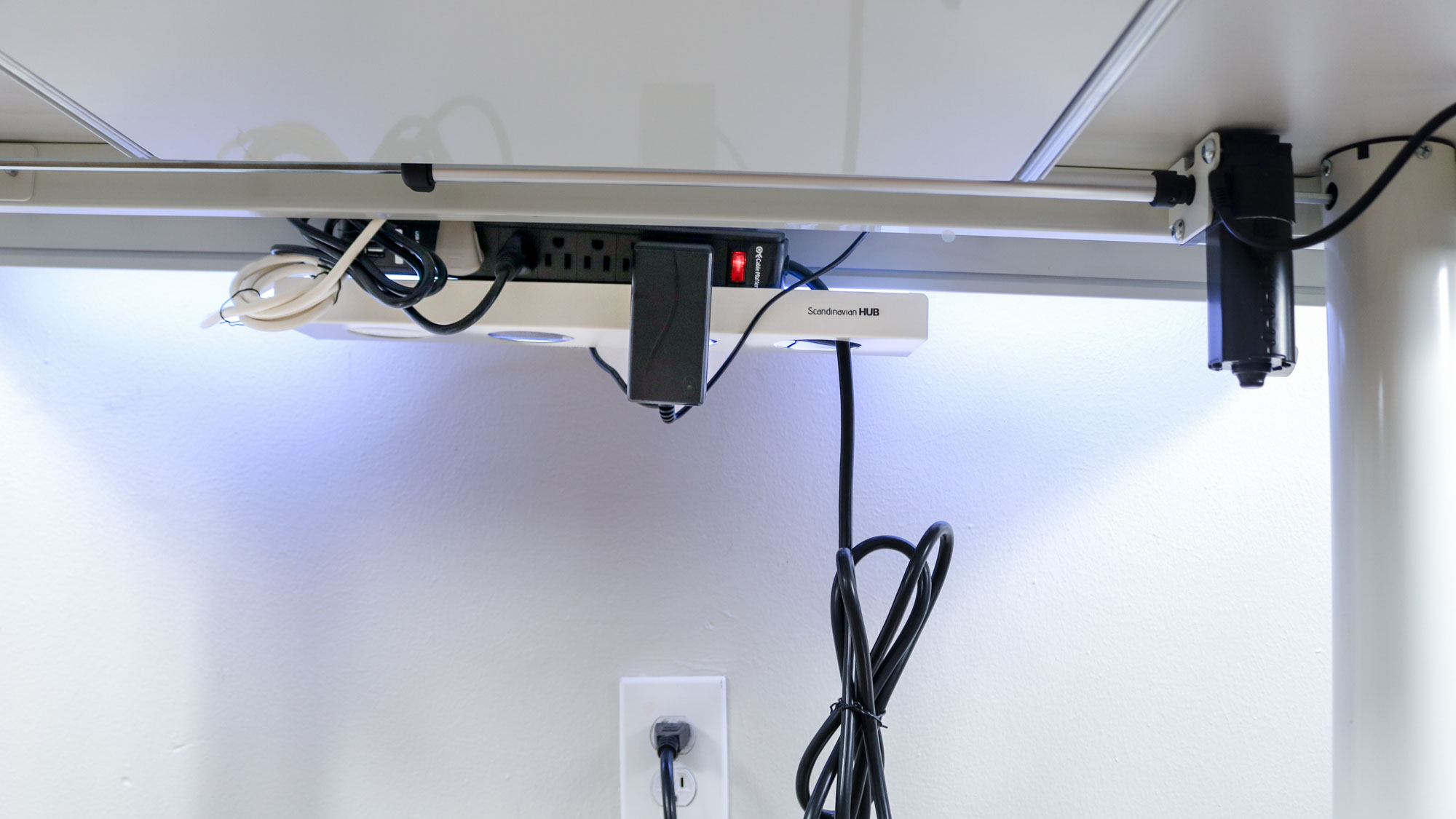 מגש ניהול כבלים של צד שלישי המותקן בחלק האחורי של LiftSync Clear Plus