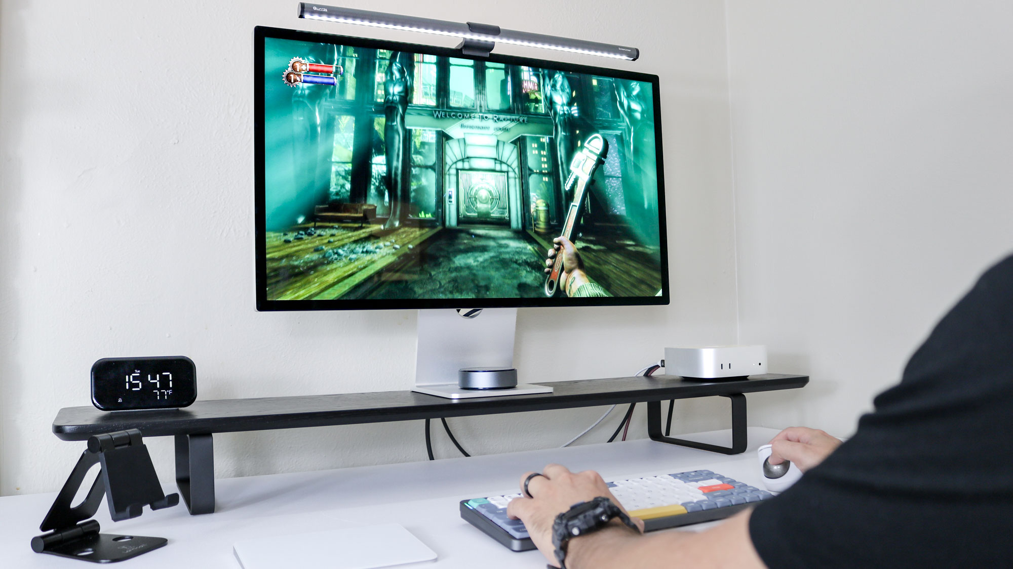 משחק Bioshock Remastered ב-Mac mini M4 עם עכבר ומקלדת כדור מעקב