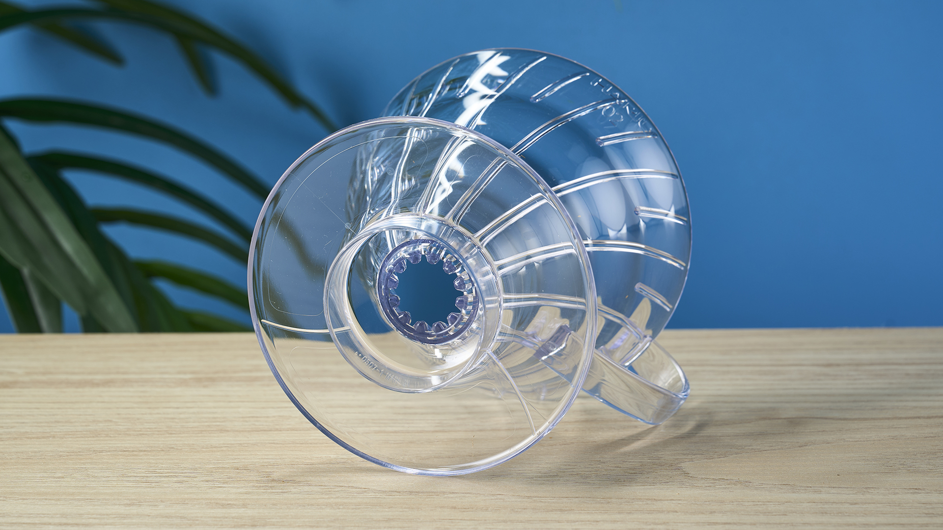 מכונת קפה Hario V60 על רקע כחול