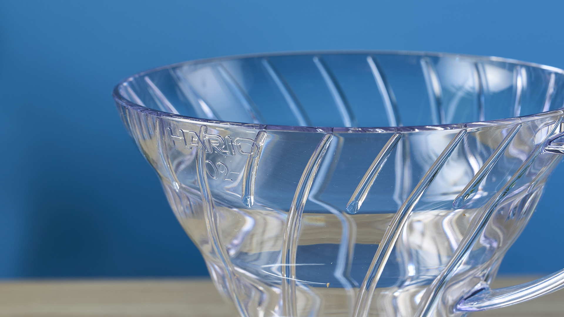 מכונת קפה Hario V60 על רקע כחול