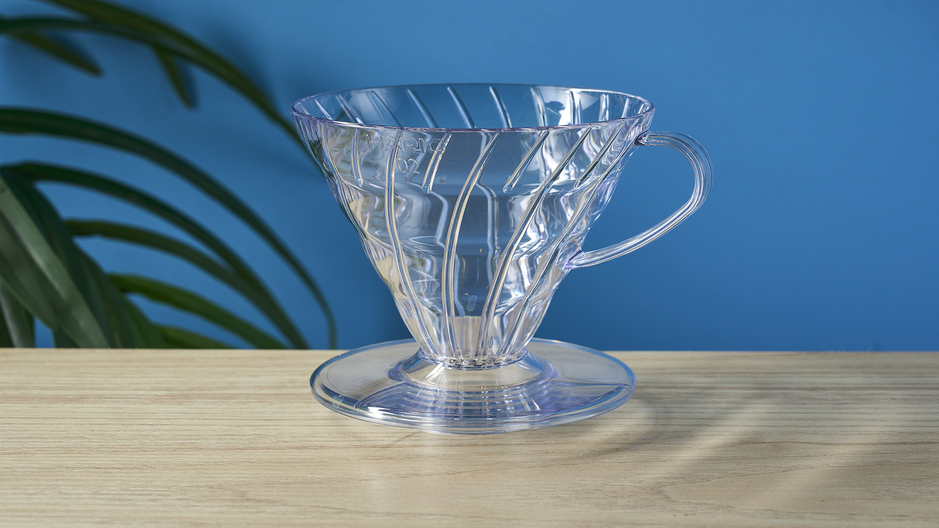 מכונת קפה Hario V60 על רקע כחול