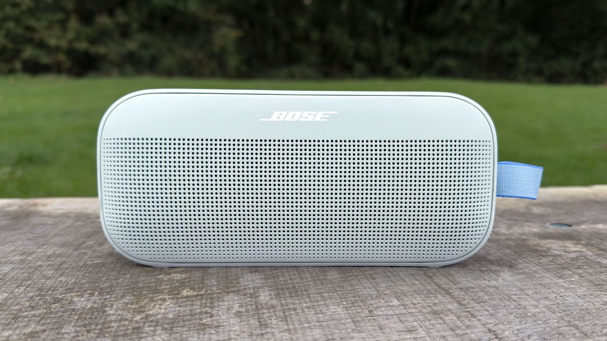 סקירת Bose SoundLink Flex 2 מאת Tammy Rogers שפורסמה ב-11 בנובמבר 24. רמקול ה-Bluetooth המעודכן של Bose נשמע ונראה נהדר, אבל אתה צריך להשקיע קצת עבודה כדי להוציא ממנו את הסאונד שאתה רוצה.